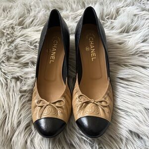 CHANEL Classic Two-Tone Leather CC Bow Cap Toe Scrunch Pumps Beige Black EU 38.5